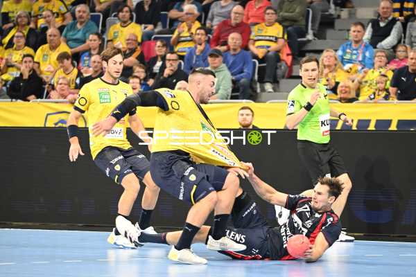 Handball I Herren I Saison 2022-2023 I Liqui Moly Handballbundesliga I 5. Spieltag I Rhein-Neckar Löwen - SG Flensburg-Handewitt I 24.09.2022 Jannik Kohlbacher (#80, Rhein-Neckar Löwen) gegen Julius Meyer-Siebert (#17, SG Flensburg-Handewitt)
Ort: Mannheim, Germany
Datum: 24.09.2022 - Uwe Gensheimer, Halil Jaganjac, Jannik Kohlbacher