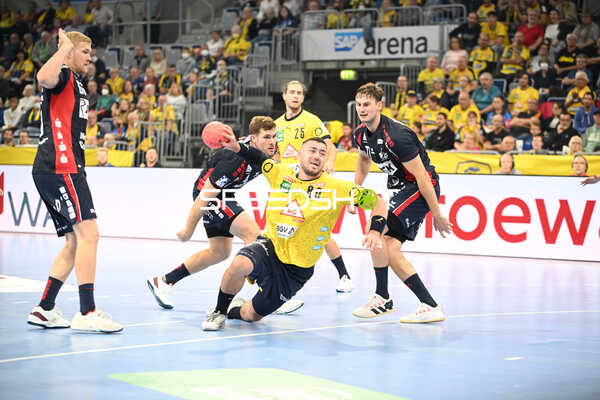 Handball I Herren I Saison 2022-2023 I Liqui Moly Handballbundesliga I 5. Spieltag I Rhein-Neckar Löwen - SG Flensburg-Handewitt I 24.09.2022 Wurf von Jannik Kohlbacher (#80, Rhein-Neckar Löwen)
Ort: Mannheim, Germany
Datum: 24.09.2022 - Johannes Golla, Olle Forsell_Schefvert, Jannik Kohlbacher