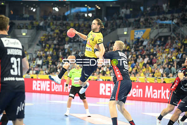 Handball I Herren I Saison 2022-2023 I Liqui Moly Handballbundesliga I 5. Spieltag I Rhein-Neckar Löwen - SG Flensburg-Handewitt I 24.09.2022 Olle Forsell Schefvert (#25, Rhein-Neckar Löwen) gegen Anton Lindskog (#66, SG Flensburg-Handewitt)
Ort: Mannheim, Germany
Datum: 24.09.2022