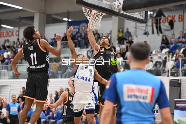 Meissa Faye (11; OrangeAcademy Ulm) verteidigt