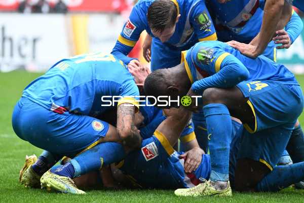 Fußball I Herren I Saison 2022-2023 I 2. Bundesliga I 10. Spieltag I 1. FC Kaiserslautern - Eintracht Braunschweig I 02.10.2022 Tor und Jubel von Brian Behrendt (#30, Eintracht Braunschweig)
Ort: Kaiserslautern, Germany
Datum: 02.10.2022