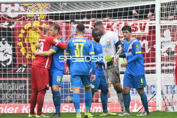 Fußball I Herren I Saison 2022-2023 I 2. Bundesliga I 10. Spieltag I 1. FC Kaiserslautern - Eintracht Braunschweig I 02.10.2022 Die Mannschaft bedankt sich bei ihrem Keeper Jasmin Fejzic (#16, Eintracht Braunschweig)
Ort: Kaiserslautern, Germany
Datum: 02.10.2022 - Aaron Opoku, Jannis Nikolaou