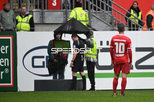 Fußball I Herren I Saison 2022-2023 I 2. Bundesliga I 10. Spieltag I 1. FC Kaiserslautern - Eintracht Braunschweig I 02.10.2022 Philipp Klement (#10, 1. FC Kaiserslautern) schaut gespannt richtung VAR über die entscheidung seiner Roten Karte
Ort: Kaiserslautern, Germany
Datum: 02.10.2022