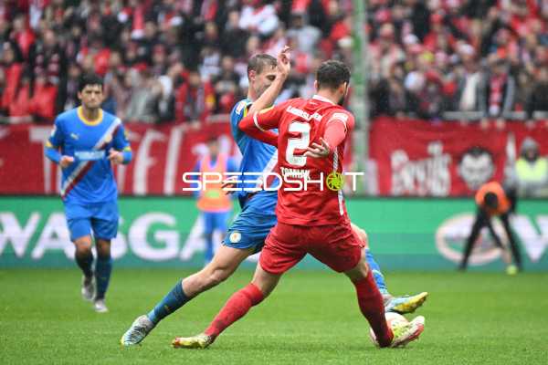 Fußball I Herren I Saison 2022-2023 I 2. Bundesliga I 10. Spieltag I 1. FC Kaiserslautern - Eintracht Braunschweig I 02.10.2022 Boris Tomiak (#2, 1. FC Kaiserslautern) gegen den Ball
Ort: Kaiserslautern, Germany
Datum: 02.10.2022