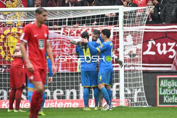 Fußball I Herren I Saison 2022-2023 I 2. Bundesliga I 10. Spieltag I 1. FC Kaiserslautern - Eintracht Braunschweig I 02.10.2022 Die Mannschaft bedankt sich bei ihrem Keeper Jasmin Fejzic (#16, Eintracht Braunschweig)
Ort: Kaiserslautern, Germany
Datum: 02.10.2022
