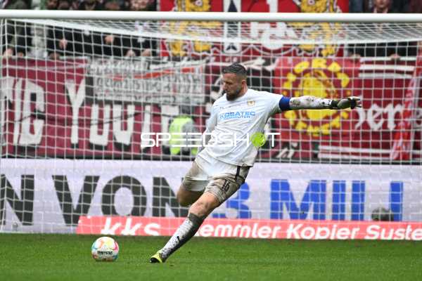 Fußball I Herren I Saison 2022-2023 I 2. Bundesliga I 10. Spieltag I 1. FC Kaiserslautern - Eintracht Braunschweig I 02.10.2022 Abschlag von Jasmin Fejzic (#16, Eintracht Braunschweig)
Ort: Kaiserslautern, Germany
Datum: 02.10.2022