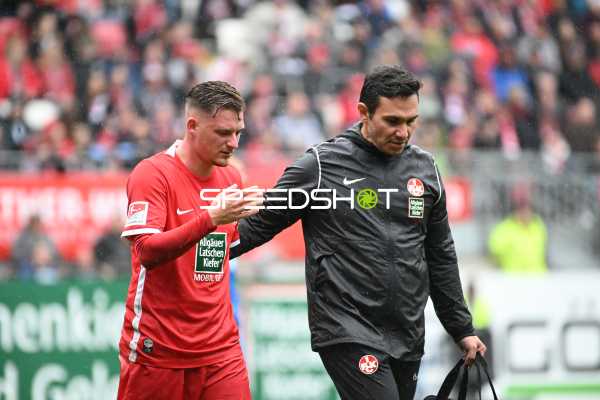Fußball I Herren I Saison 2022-2023 I 2. Bundesliga I 10. Spieltag I 1. FC Kaiserslautern - Eintracht Braunschweig I 02.10.2022 Verletzter Marlon Ritter (#7, 1. FC Kaiserslautern) wird vom Feld begleitet
Ort: Kaiserslautern, Germany
Datum: 02.10.2022