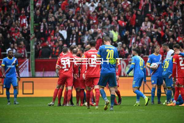 Fußball I Herren I Saison 2022-2023 I 2. Bundesliga I 10. Spieltag I 1. FC Kaiserslautern - Eintracht Braunschweig I 02.10.2022 Rudelbildung nach der Roten Karte für Philipp Klement (#10, 1. FC Kaiserslautern)
Ort: Kaiserslautern, Germany
Datum: 02.10.2022