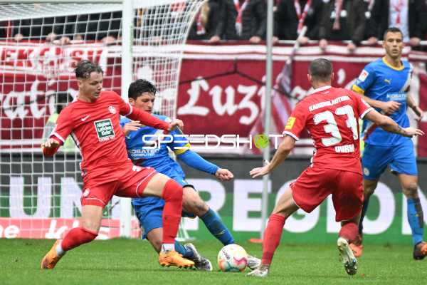 Fußball I Herren I Saison 2022-2023 I 2. Bundesliga I 10. Spieltag I 1. FC Kaiserslautern - Eintracht Braunschweig I 02.10.2022 Philipp Hercher (#23, 1. FC Kaiserslautern) und Erik Durm (#37, 1. FC Kaiserslautern) gehen zum Zweikampf
Ort: Kaiserslautern, Germany
Datum: 02.10.2022