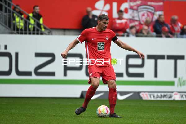 Fußball I Herren I Saison 2022-2023 I 2. Bundesliga I 10. Spieltag I 1. FC Kaiserslautern - Eintracht Braunschweig I 02.10.2022 Kevin Kraus (#5, 1. FC Kaiserslautern) am Ball
Ort: Kaiserslautern, Germany
Datum: 02.10.2022