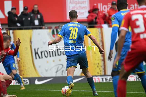 Fußball I Herren I Saison 2022-2023 I 2. Bundesliga I 10. Spieltag I 1. FC Kaiserslautern - Eintracht Braunschweig I 02.10.2022 Lion Lauterbach (#20, Eintracht Braunschweig) am Ball
Ort: Kaiserslautern, Germany
Datum: 02.10.2022