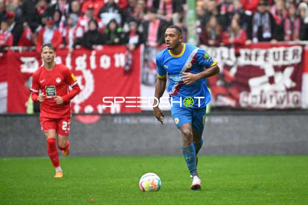 Fußball I Herren I Saison 2022-2023 I 2. Bundesliga I 10. Spieltag I 1. FC Kaiserslautern - Eintracht Braunschweig I 02.10.2022 Anton-Leander Donkor (#19, Eintracht Braunschweig) am Ball
Ort: Kaiserslautern, Germany
Datum: 02.10.2022