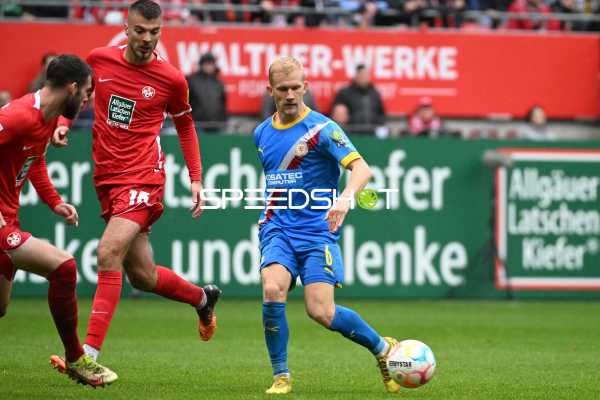 Fußball I Herren I Saison 2022-2023 I 2. Bundesliga I 10. Spieltag I 1. FC Kaiserslautern - Eintracht Braunschweig I 02.10.2022 Pass von Bryan Henning (#6, Eintracht Braunschweig)
Ort: Kaiserslautern, Germany
Datum: 02.10.2022