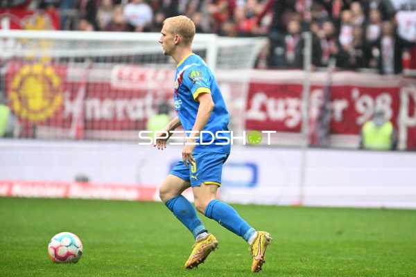 Fußball I Herren I Saison 2022-2023 I 2. Bundesliga I 10. Spieltag I 1. FC Kaiserslautern - Eintracht Braunschweig I 02.10.2022 Saulo Decarli (#3, Eintracht Braunschweig) am Ball
Ort: Kaiserslautern, Germany
Datum: 02.10.2022