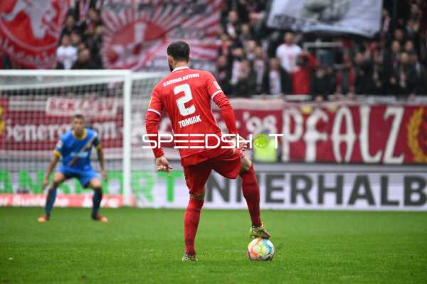Fußball I Herren I Saison 2022-2023 I 2. Bundesliga I 10. Spieltag I 1. FC Kaiserslautern - Eintracht Braunschweig I 02.10.2022 Boris Tomiak (#2, 1. FC Kaiserslautern) am Ball
Ort: Kaiserslautern, Germany
Datum: 02.10.2022