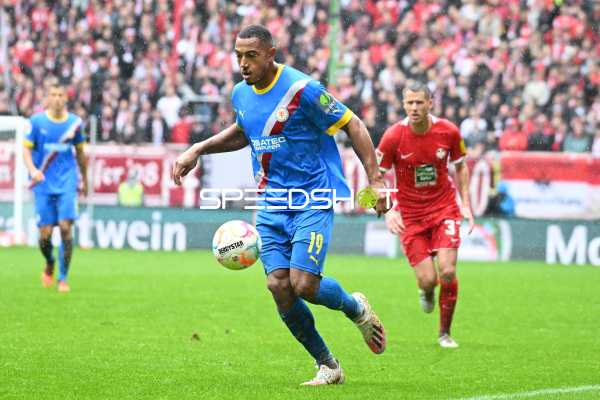 Fußball I Herren I Saison 2022-2023 I 2. Bundesliga I 10. Spieltag I 1. FC Kaiserslautern - Eintracht Braunschweig I 02.10.2022 Anton-Leander Donkor (#19, Eintracht Braunschweig) am Ball
Ort: Kaiserslautern, Germany
Datum: 02.10.2022
