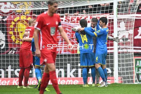 Fußball I Herren I Saison 2022-2023 I 2. Bundesliga I 10. Spieltag I 1. FC Kaiserslautern - Eintracht Braunschweig I 02.10.2022 Die Mannschaft bedankt sich bei ihrem Torhüter Jasmin Fejzic (#16, Eintracht Braunschweig)
Ort: Kaiserslautern, Germany
Datum: 02.10.2022