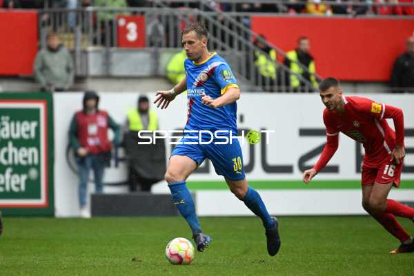 Fußball I Herren I Saison 2022-2023 I 2. Bundesliga I 10. Spieltag I 1. FC Kaiserslautern - Eintracht Braunschweig I 02.10.2022 Brian Behrendt (#30, Eintracht Braunschweig) am Ball
Ort: Kaiserslautern, Germany
Datum: 02.10.2022