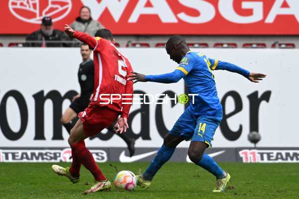 Fußball I Herren I Saison 2022-2023 I 2. Bundesliga I 10. Spieltag I 1. FC Kaiserslautern - Eintracht Braunschweig I 02.10.2022 Boris Tomiak (#2, 1. FC Kaiserslautern) gegen Anthony Ujah (#14, Eintracht Braunschweig)
Ort: Kaiserslautern, Germany
Datum: 02.10.2022