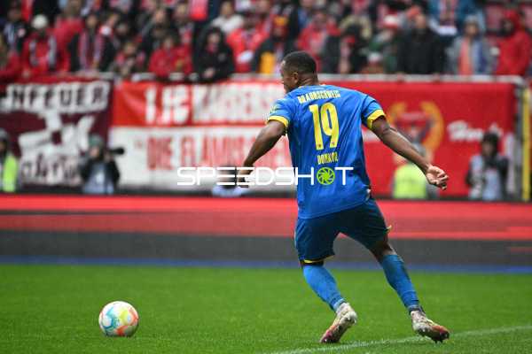 Fußball I Herren I Saison 2022-2023 I 2. Bundesliga I 10. Spieltag I 1. FC Kaiserslautern - Eintracht Braunschweig I 02.10.2022 Anton-Leander Donkor (#19, Eintracht Braunschweig) am Ball
Ort: Kaiserslautern, Germany
Datum: 02.10.2022