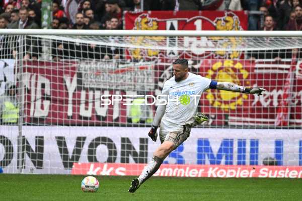 Fußball I Herren I Saison 2022-2023 I 2. Bundesliga I 10. Spieltag I 1. FC Kaiserslautern - Eintracht Braunschweig I 02.10.2022 Jasmin Fejzic (#16, Eintracht Braunschweig) beim Abschlag
Ort: Kaiserslautern, Germany
Datum: 02.10.2022