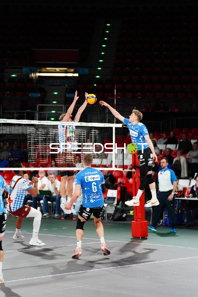 Spielszene mit Martti Juhkami (6; BigBank Tartu) und Janik Sambale (8; WWK Volleys Herrsching)