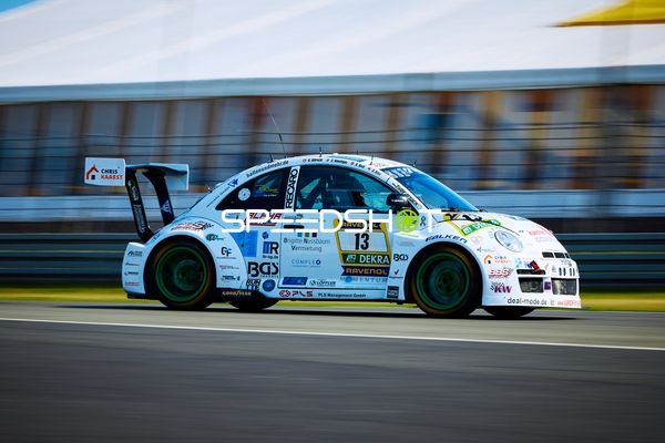 Fahrzeug auf der Rennstrecke