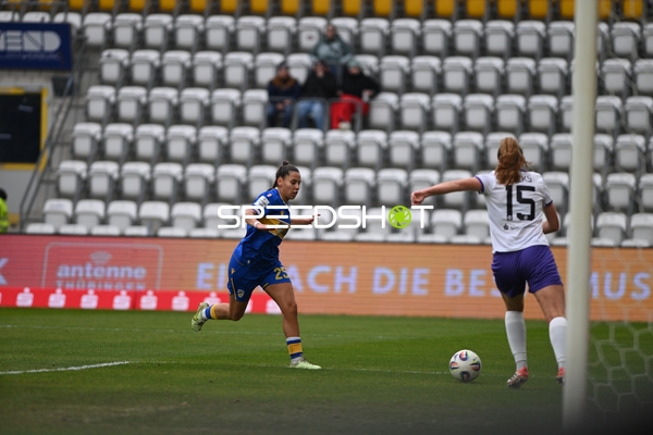 Spieler mit Ball und Verteidigerin