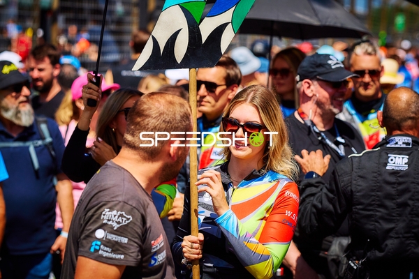 Grid Girl in der Startaufstellung