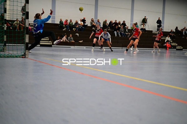 Torwart pariert Wurf