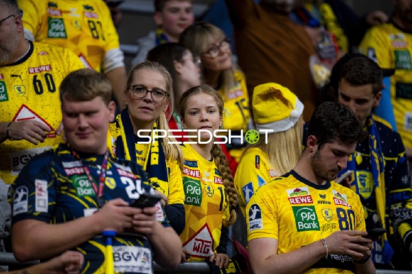 Fans in gelben Trikots in der SAP Arena