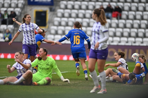 Tor Treffer von Lisa Gora (16, FC Carl Zeiss Jena) nach Intensiver Ballkampf im Strafraum.