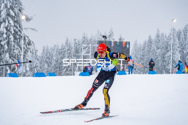 Biathlet in Aktion bei Verfolgung Oberhof