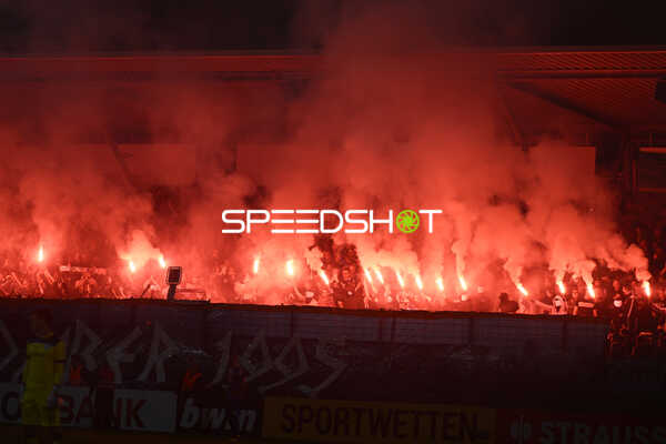 Fußball I Herren I Saison 2022-2023 I DFB-Pokal I 2. Hauptrunde I SV Stuttgarter Kickers - Eintracht Frankfurt I 18.10.2022 Pyrotechnik beider Fangruppierungen deswegen unterbrechung
Ort: Stuttgart, Germany
Datum: 18.10.2022