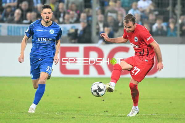 Fußball I Herren I Saison 2022-2023 I DFB-Pokal I 2. Hauptrunde I SV Stuttgarter Kickers - Eintracht Frankfurt I 18.10.2022 Mario Götze (#27, Eintracht Frankfurt) am Ball
Ort: Stuttgart, Germany
Datum: 18.10.2022