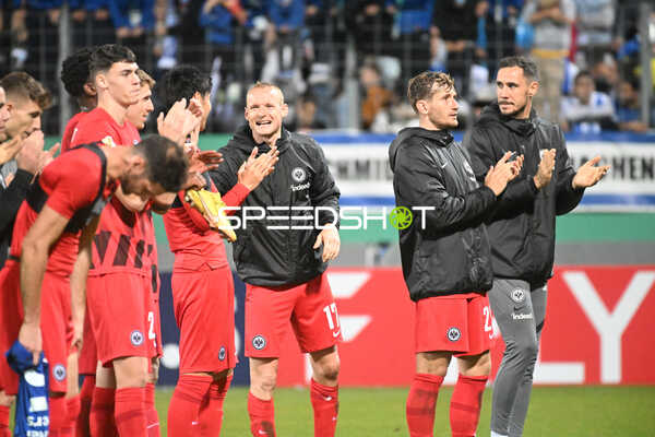 Fußball I Herren I Saison 2022-2023 I DFB-Pokal I 2. Hauptrunde I SV Stuttgarter Kickers - Eintracht Frankfurt I 18.10.2022 Die Eintracht Spieler feiern mit ihren Fans
Ort: Stuttgart, Germany
Datum: 18.10.2022