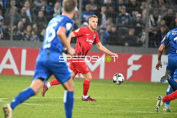 Fußball I Herren I Saison 2022-2023 I DFB-Pokal I 2. Hauptrunde I SV Stuttgarter Kickers - Eintracht Frankfurt I 18.10.2022 Luca Pellegrini (#33, Eintracht Frankfurt) am Ball
Ort: Stuttgart, Germany
Datum: 18.10.2022