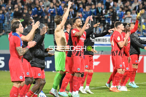 Fußball I Herren I Saison 2022-2023 I DFB-Pokal I 2. Hauptrunde I SV Stuttgarter Kickers - Eintracht Frankfurt I 18.10.2022 Die Eintracht Spieler feiern mit ihren Fans
Ort: Stuttgart, Germany
Datum: 18.10.2022