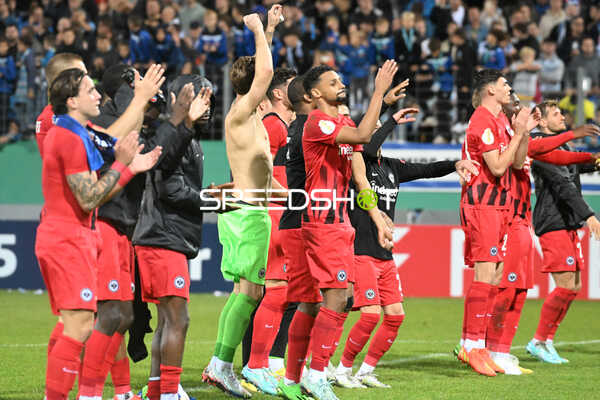 Fußball I Herren I Saison 2022-2023 I DFB-Pokal I 2. Hauptrunde I SV Stuttgarter Kickers - Eintracht Frankfurt I 18.10.2022 Die Frankfurter feiern mit ihren Fans den Auswärtssieg
Ort: Stuttgart, Germany
Datum: 18.10.2022