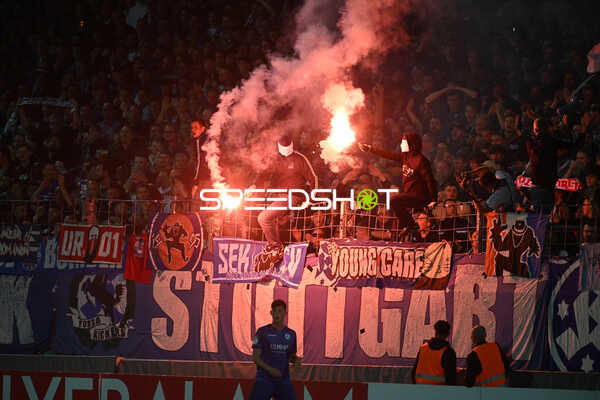 Fußball I Herren I Saison 2022-2023 I DFB-Pokal I 2. Hauptrunde I SV Stuttgarter Kickers - Eintracht Frankfurt I 18.10.2022 Pyrotechnik im Block der SV Stuttgarter Kickers
Ort: Stuttgart, Germany
Datum: 18.10.2022