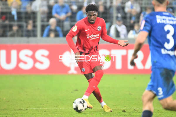 Fußball I Herren I Saison 2022-2023 I DFB-Pokal I 2. Hauptrunde I SV Stuttgarter Kickers - Eintracht Frankfurt I 18.10.2022 Faride Alidou (#11, Eintracht Frankfurt) am Ball
Ort: Stuttgart, Germany
Datum: 18.10.2022