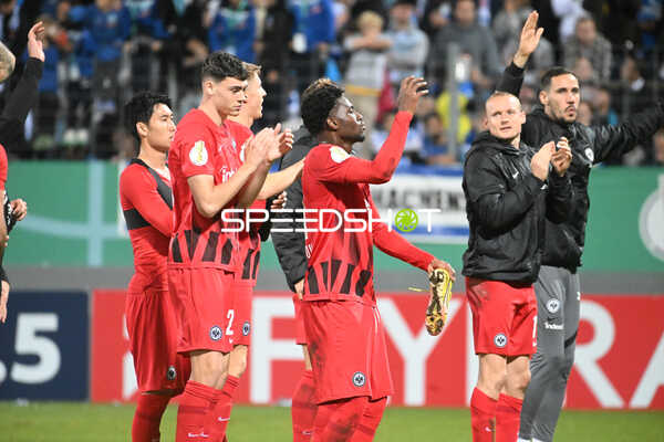 Fußball I Herren I Saison 2022-2023 I DFB-Pokal I 2. Hauptrunde I SV Stuttgarter Kickers - Eintracht Frankfurt I 18.10.2022 Die Frankfurter feiern mit ihren Fans den Auswärtssieg
Ort: Stuttgart, Germany
Datum: 18.10.2022