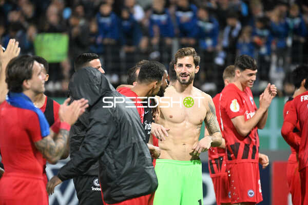 Fußball I Herren I Saison 2022-2023 I DFB-Pokal I 2. Hauptrunde I SV Stuttgarter Kickers - Eintracht Frankfurt I 18.10.2022 Die Frankfurter feiern mit ihren Fans den Auswärtssieg
Ort: Stuttgart, Germany
Datum: 18.10.2022