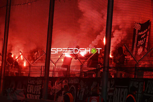 Fußball I Herren I Saison 2022-2023 I DFB-Pokal I 2. Hauptrunde I SV Stuttgarter Kickers - Eintracht Frankfurt I 18.10.2022 Pyrotechnik beider Fangruppierungen deswegen unterbrechung
Ort: Stuttgart, Germany
Datum: 18.10.2022