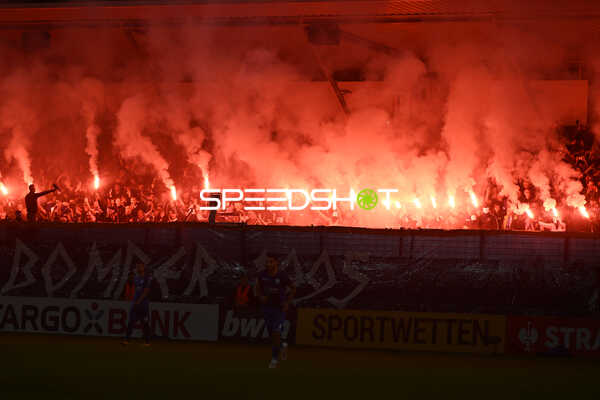 Fußball I Herren I Saison 2022-2023 I DFB-Pokal I 2. Hauptrunde I SV Stuttgarter Kickers - Eintracht Frankfurt I 18.10.2022 Pyrotechnik beider Fangruppierungen deswegen unterbrechung
Ort: Stuttgart, Germany
Datum: 18.10.2022