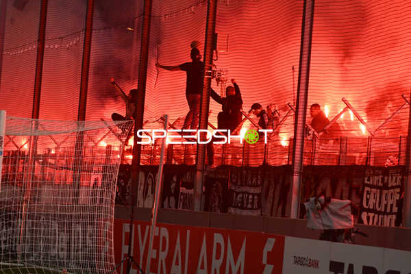 Fußball I Herren I Saison 2022-2023 I DFB-Pokal I 2. Hauptrunde I SV Stuttgarter Kickers - Eintracht Frankfurt I 18.10.2022 Pyrotechnik beider Fangruppierungen deswegen unterbrechung
Ort: Stuttgart, Germany
Datum: 18.10.2022