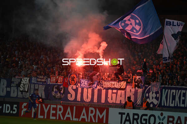 Fußball I Herren I Saison 2022-2023 I DFB-Pokal I 2. Hauptrunde I SV Stuttgarter Kickers - Eintracht Frankfurt I 18.10.2022 Pyrotechnik im Block der SV Stuttgarter Kickers
Ort: Stuttgart, Germany
Datum: 18.10.2022