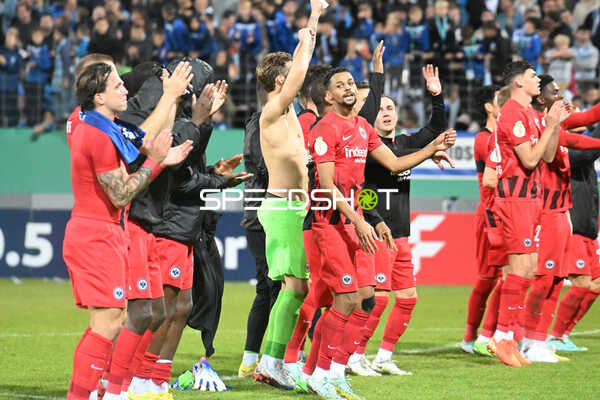 Fußball I Herren I Saison 2022-2023 I DFB-Pokal I 2. Hauptrunde I SV Stuttgarter Kickers - Eintracht Frankfurt I 18.10.2022 Die Frankfurter feiern mit ihren Fans den Auswärtssieg
Ort: Stuttgart, Germany
Datum: 18.10.2022