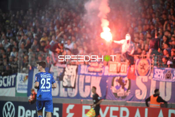 Fußball I Herren I Saison 2022-2023 I DFB-Pokal I 2. Hauptrunde I SV Stuttgarter Kickers - Eintracht Frankfurt I 18.10.2022 Pyrotechnik im Block der SV Stuttgarter Kickers im Vordergrund Paul Polauke (#25, SV Stuttgarter Kickers)
Ort: Stuttgart, Germany
Datum: 18.10.2022