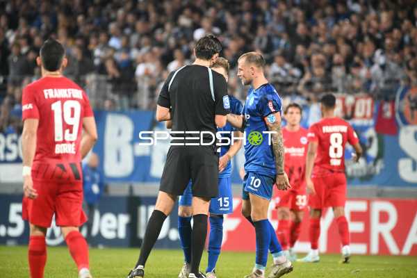 Fußball I Herren I Saison 2022-2023 I DFB-Pokal I 2. Hauptrunde I SV Stuttgarter Kickers - Eintracht Frankfurt I 18.10.2022 Kevin Dicklhuber (#10, SV Stuttgarter Kickers) klatscht mit #Deniz Aytekin (Schiedsrichter) ab
Ort: Stuttgart, Germany
Datum: 18.10.2022